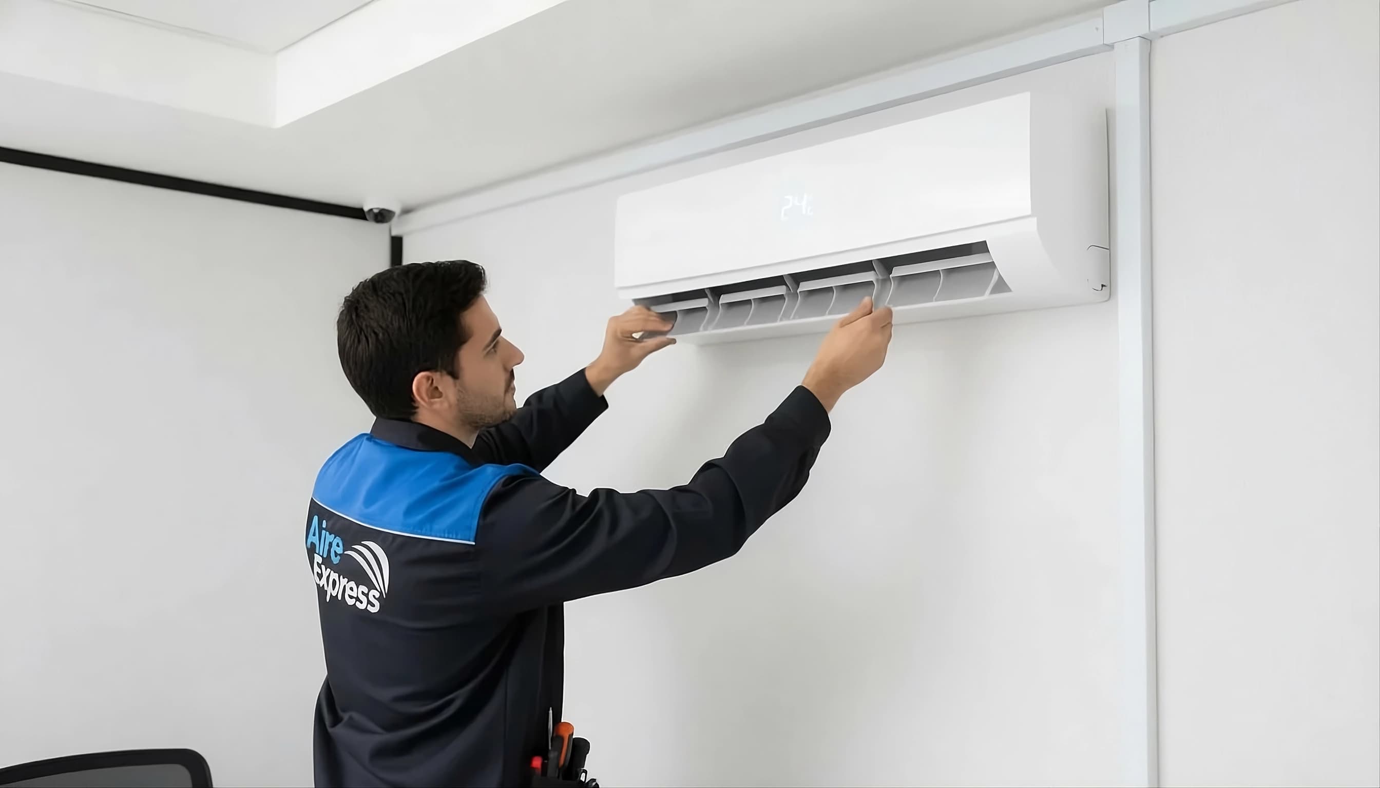 Técnico Aire Express instalando aire acondicionado